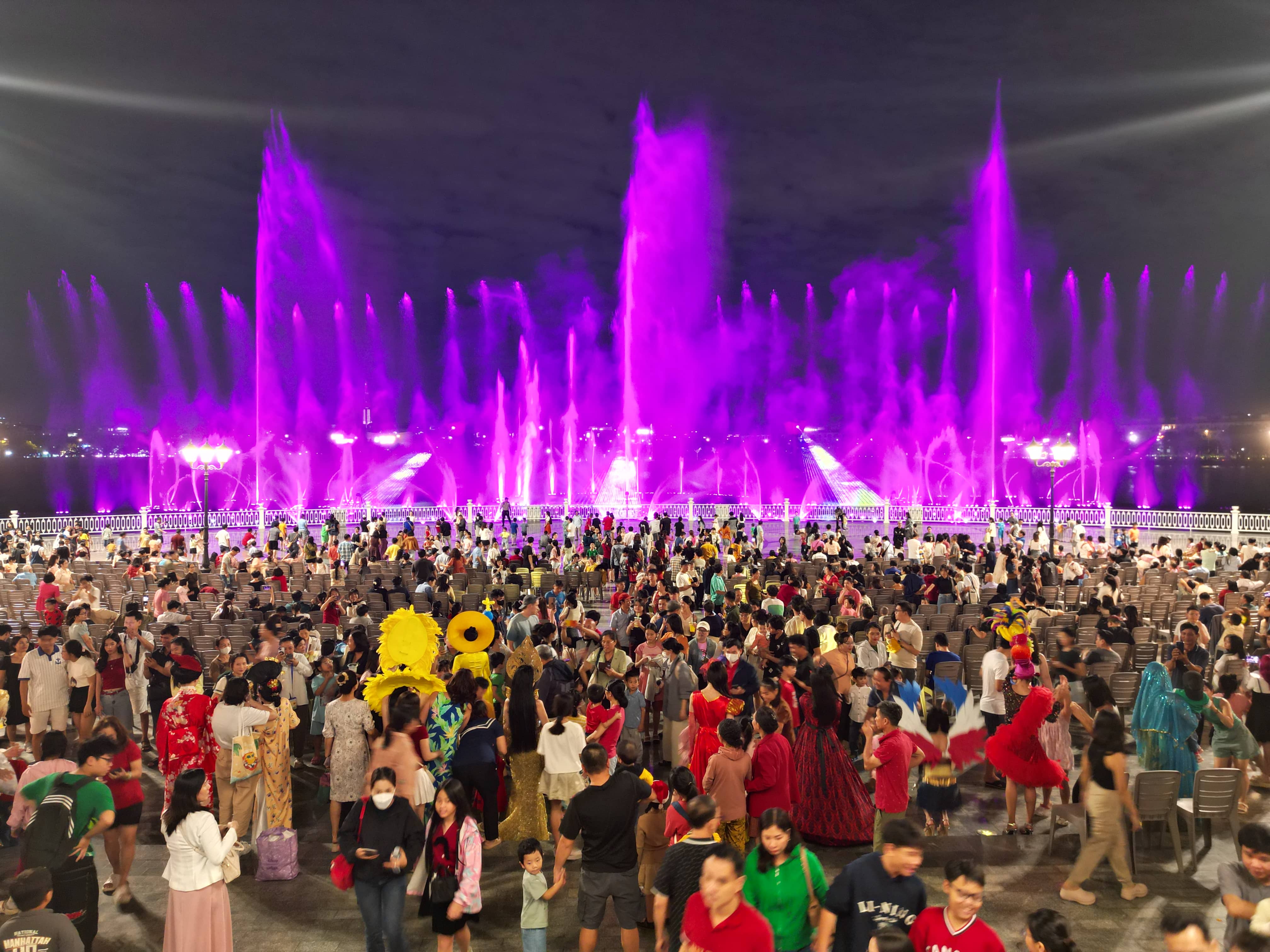 MÃN NHÃN VỚI ĐẠI TIỆC NHẠC NƯỚC, PHÁO HOA 30/4 TẠI VAN PHUC CITY